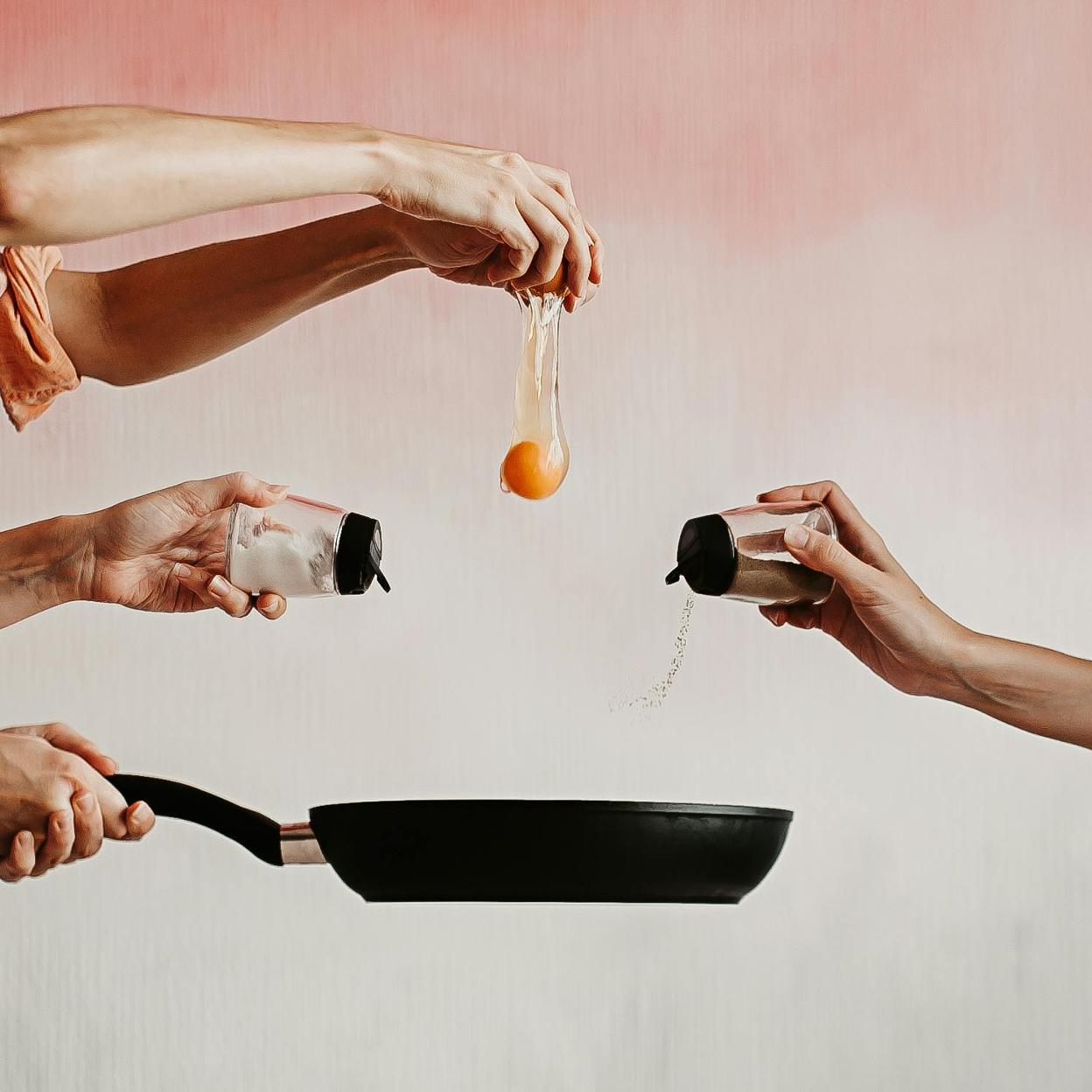 Personas cocinando un huevo