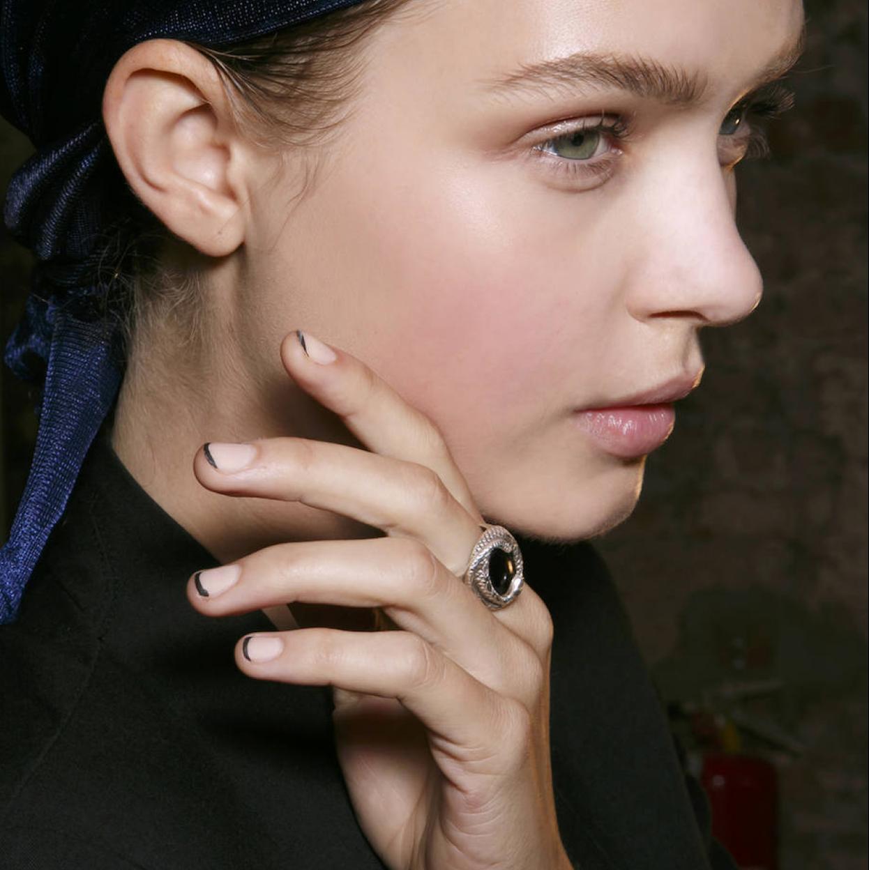 Modelo con uñas micro french