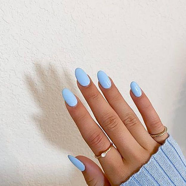 Manicura color azul bebé