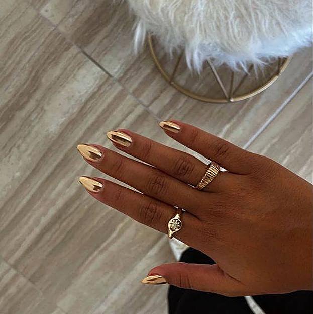 Colores de uñas para morena efecto metalizado dorado