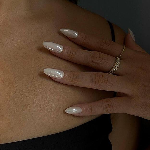 Colores de uñas para morena favorecedores en blanco o perlado