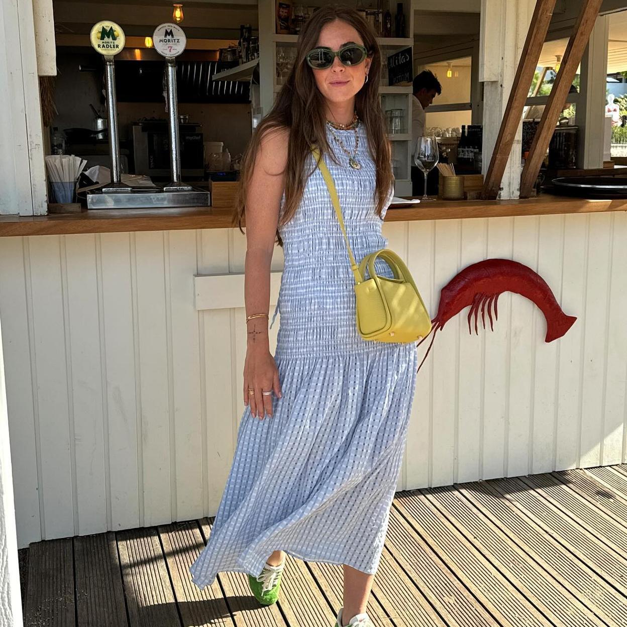 Atenta a las zapatillas de colores para verano con la que crearás looks originales.