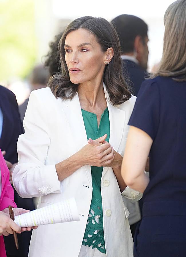 Imagen - La reina Letizai ha estrenado una blusa verde con encaje. / LIMITED PICTURES
