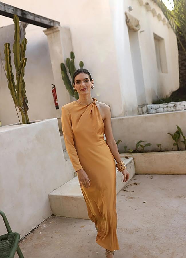 Imagen - Vestido camel asimétrico de Mattui Collection.