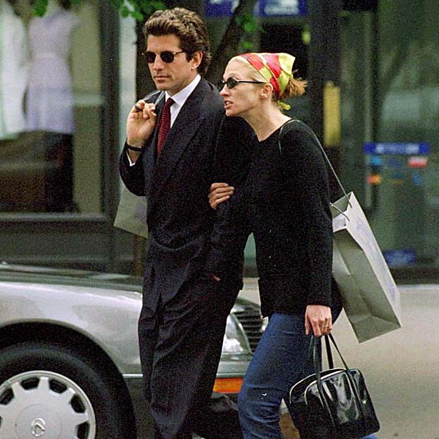Carolyn Bessette, icono de moda eterno junto a su marido, John John Kennedy. 