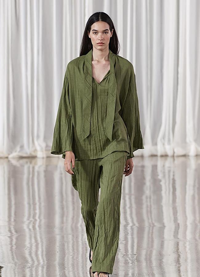Imagen - Conjunto efecto arrugado en verde de Zara.