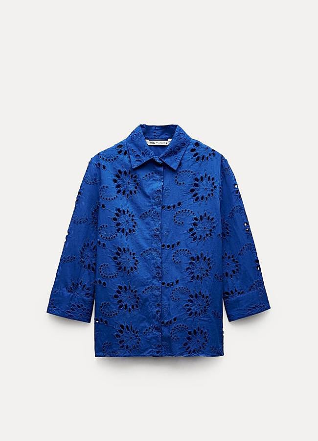 Imagen - Camisa en azul con bordados de Zara.