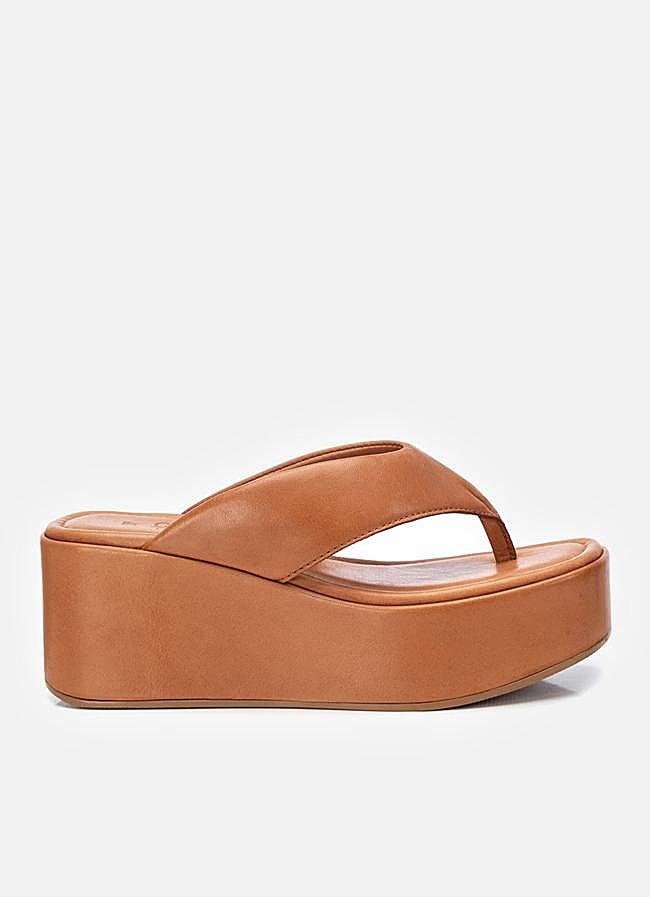 Imagen - Chanclas de polipiel con plataforma de Carmela.