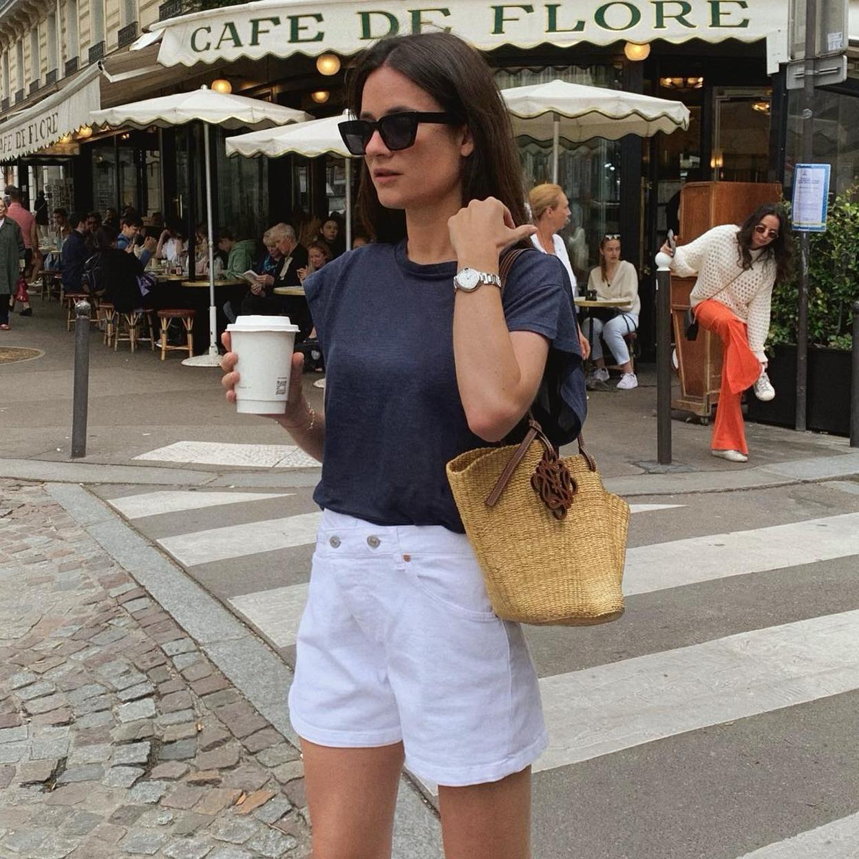 Influencer con pantalones cortos blancos