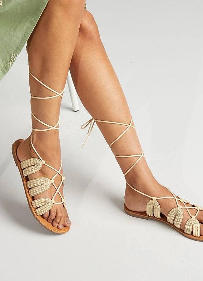 Imagen - Sandalias atadas con tiras en tono natural
