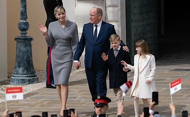 Charlène y Alberto, con sus hijos, los pequeños Jacques y Gabriella. 