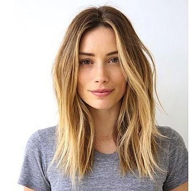 Una modelo con una melena midi.