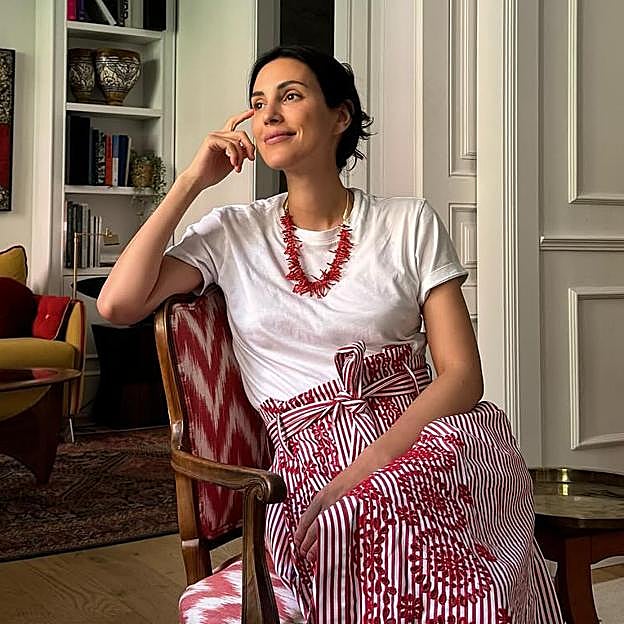 Dónde comprar los collares en forma de coral que las más estilosas usan para subir el nivel de un look básico