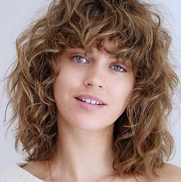Una modelo con un corte wavy shag.