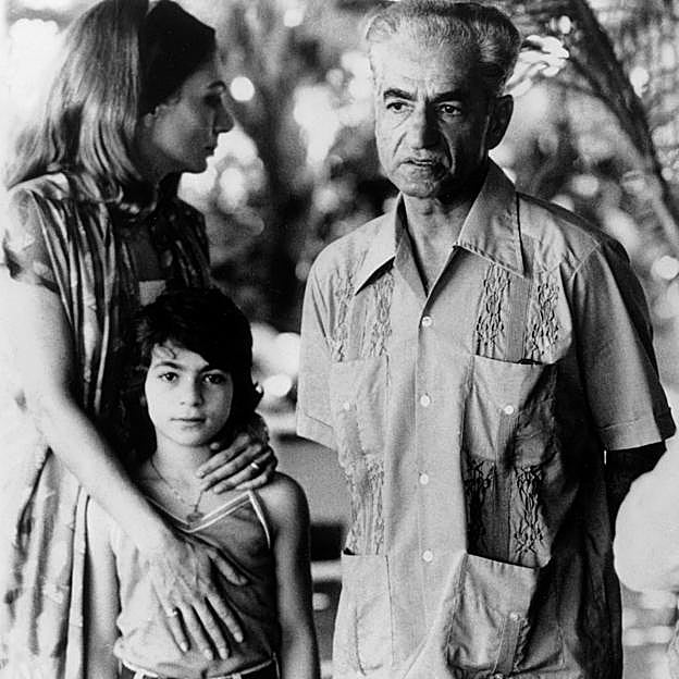 Mohammad Reza Pahlavi con su tercera esposa Farah Diba y la princesa Leila. 