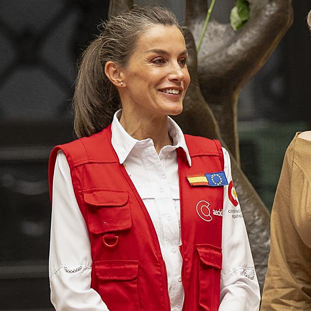 Letizia se quita por fin sus zapatillas blancas: estrena botas de exploradora en su primer día en Guatemala