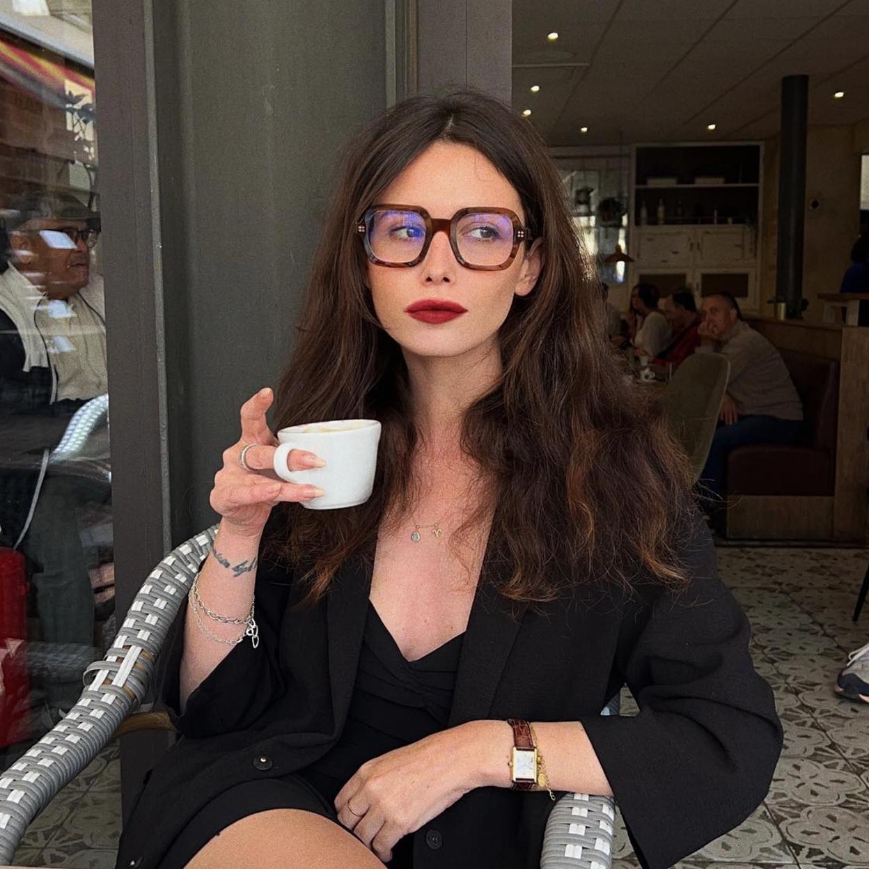 Influencer con taza de café