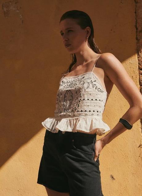 Imagen - Top con bordados de H&M (19,99 euros)