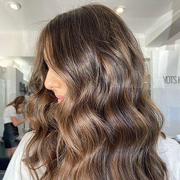 Mechas miel en cabello moreno