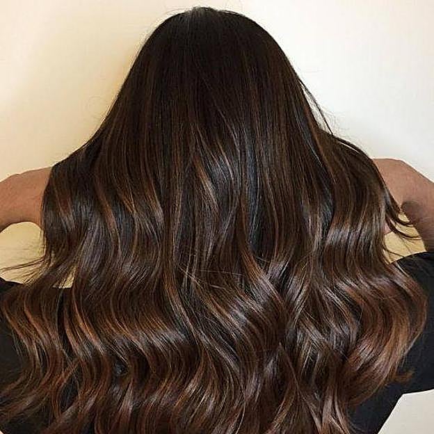 Mujer con mechas babylight canela