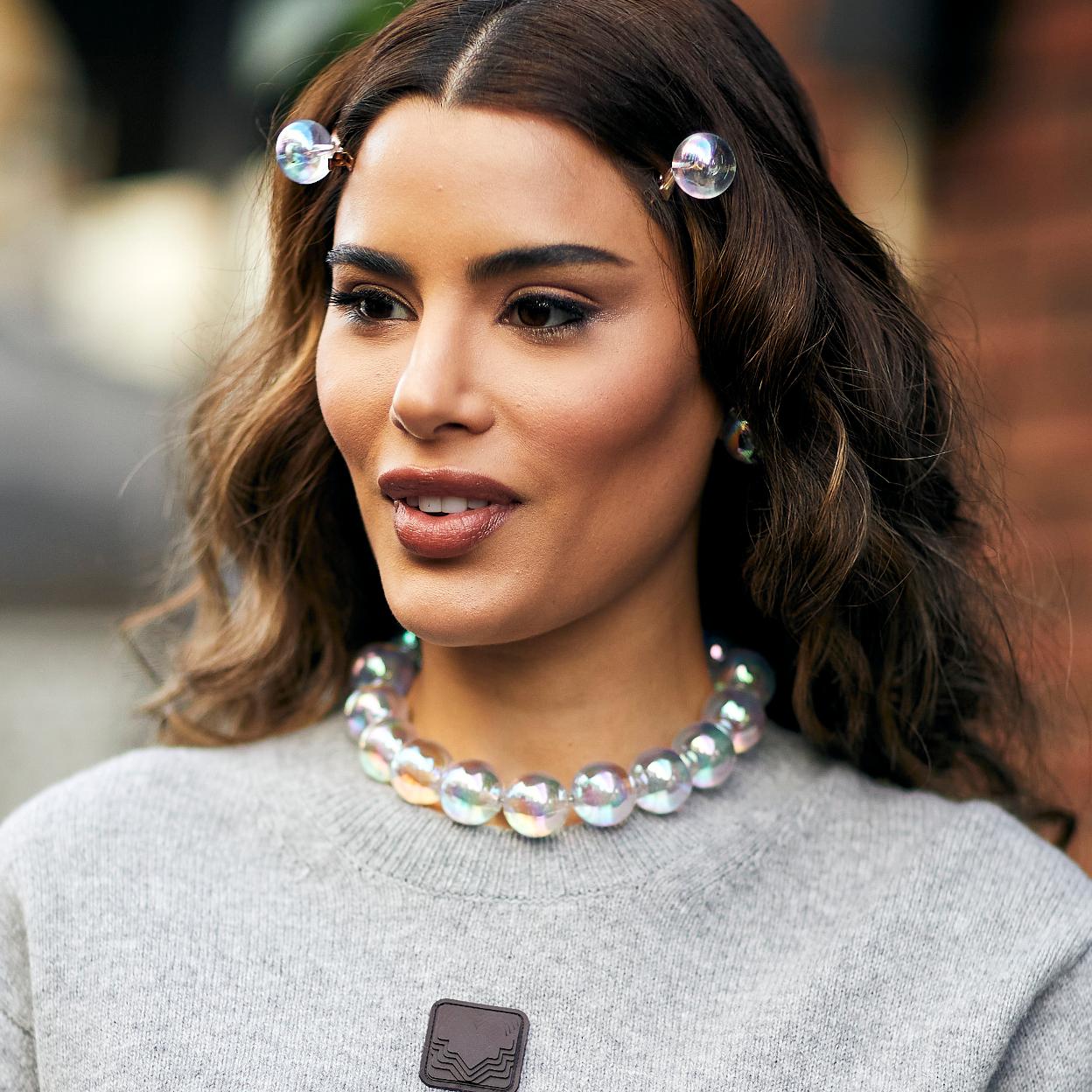 Una modelo con un maquillaje luminoso.