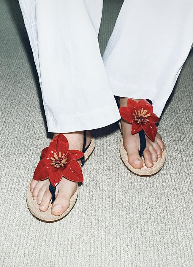 Imagen - Sandalia con flor XXL de Zara.