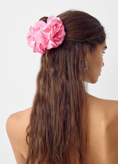Imagen - Pinza con forma de flor de Bershka (9,99 euros)