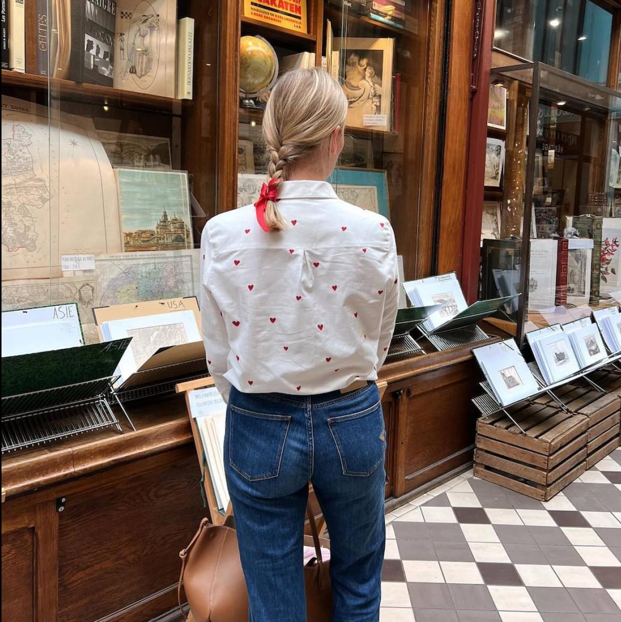 Influencer francesa con camisa blanca con estampado