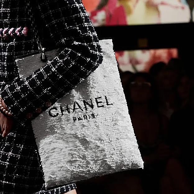 Imagen principal - El shopping bag de Chanel en lentejuelas. Precio: 7.300 euros.