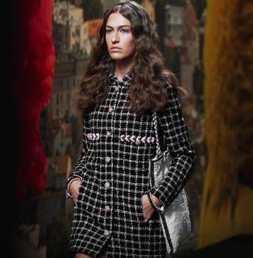 Imagen secundaria 1 - El shopping bag de Chanel en lentejuelas. Precio: 7.300 euros.