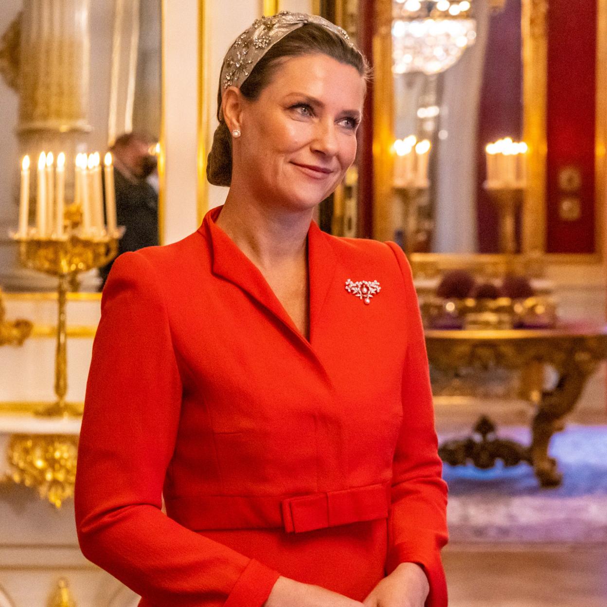 Marta Luisa de Noruega con un estilismo rojo espectacular. 