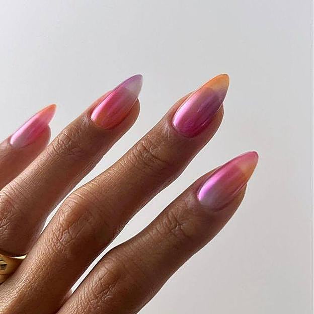 Manicura sunset con acabado metalizado