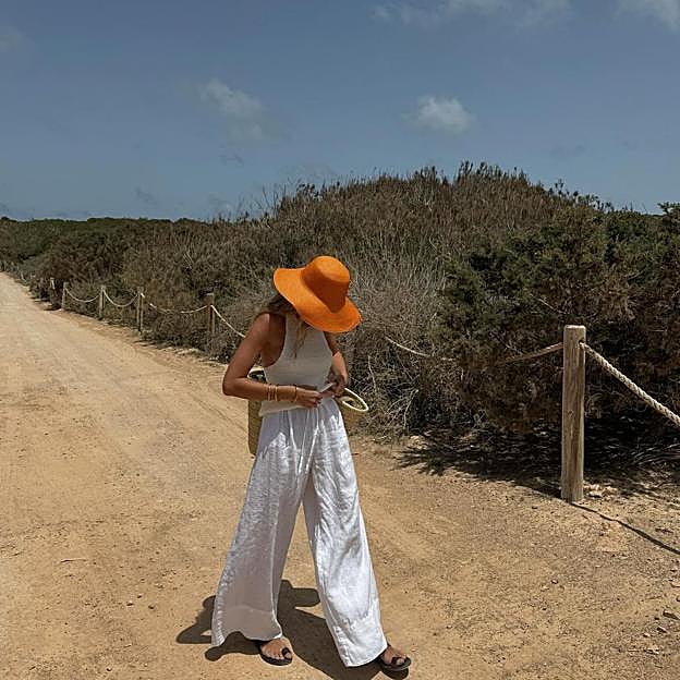 El conjunto bordado de Zara Home que usarás también en la calle