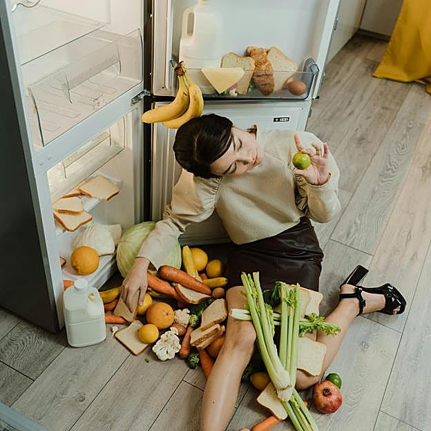 Mujer con nevera desordenada