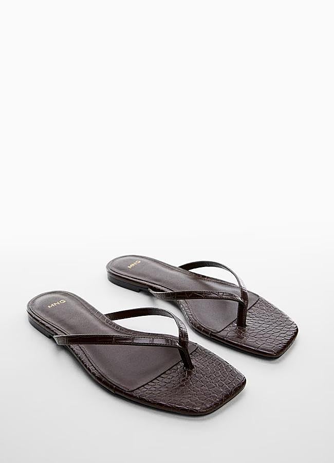Imagen - Sandalias tipo chancla con efecto cocodrilo de Mango Outlet.