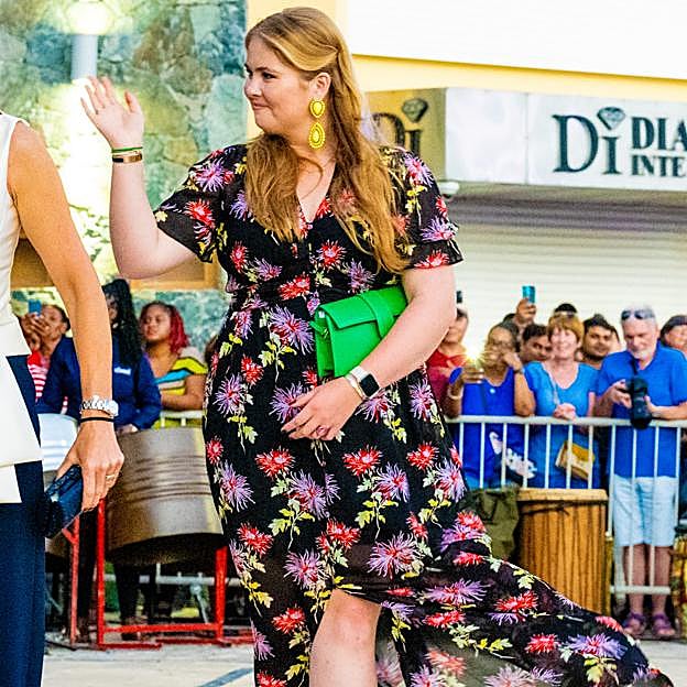 Amalia de Holanda con un vestido de estampado floral. 