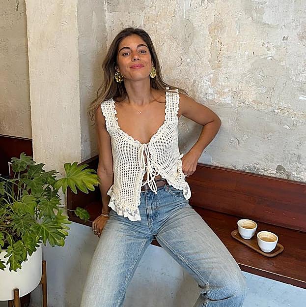 Chalecos de punto super fresquitos con los que tienen un flechazo las chicas de moda este verano