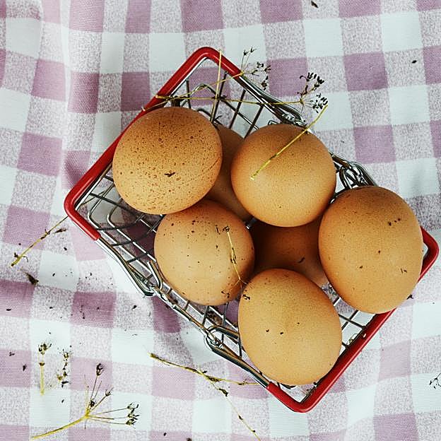 Cesta con huevos