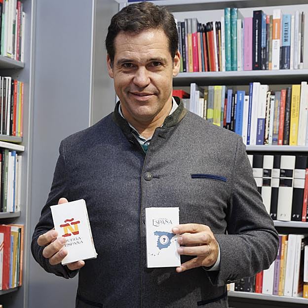 Luis Alfonso de Borbón presenta su marca Ñ de juegos de cartas. 