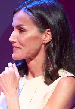 Imagen secundaria 2 - Las últimas veces que la reina Letizia ha llevado los pendientes de Alhaja.
