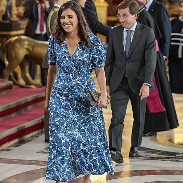 Teresa Urquijo con un vestido estampado azul. 