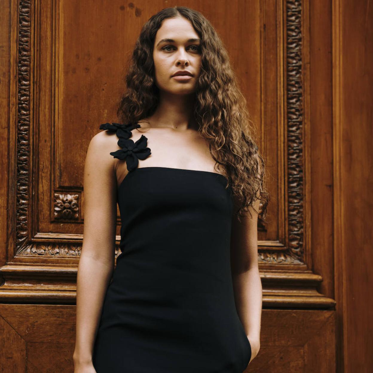 Modelo con pelo largo rizado