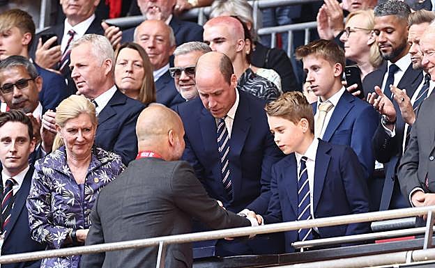 El príncipe Guillermo y su hijo, el príncipe George en la final de la FA Cup. 