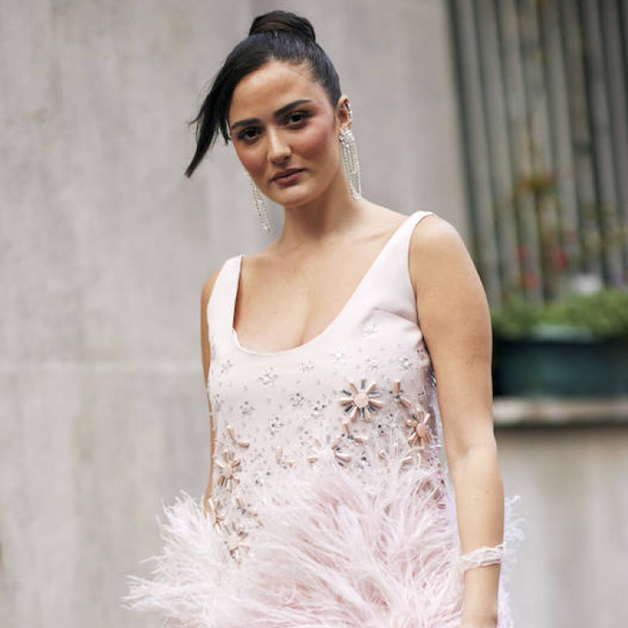 Influencer con vestido de plumas en el street style