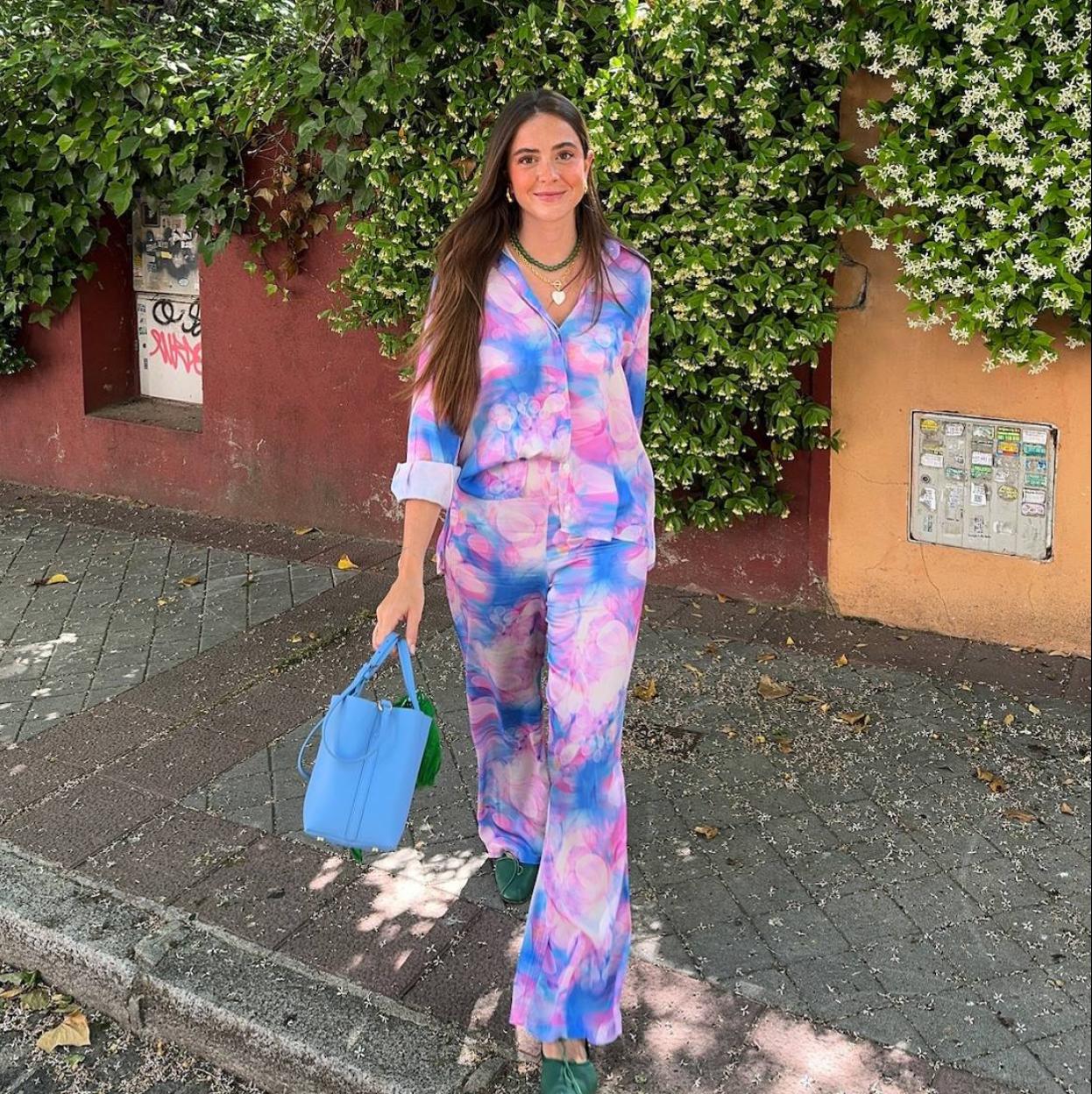 Influencer con total look de estampado tie-dye