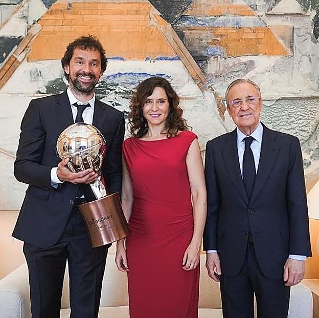 Isabel Díaz Ayuso con un evstido de Zara.