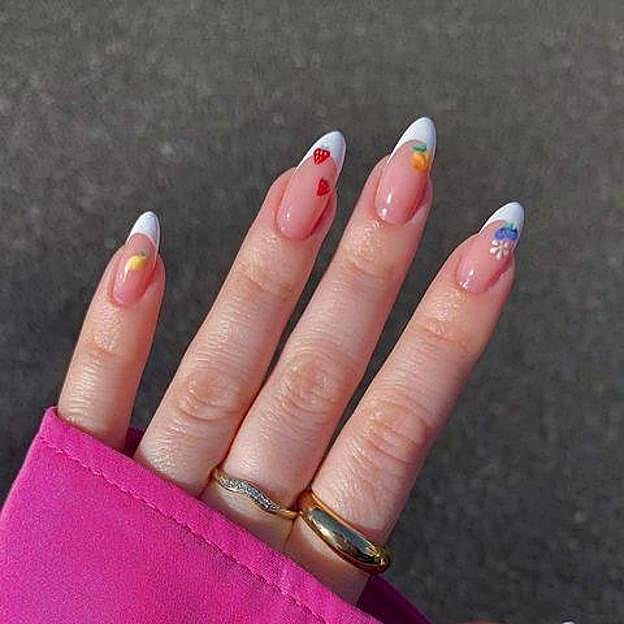 Uñas fruity estilo manicura francesa