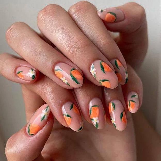 Manicura de uñas fruity con naranjas y flores