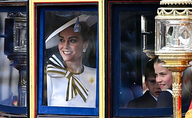 Kate Middleton lució un look impoluto para el desfile del Trooping the Colour. 