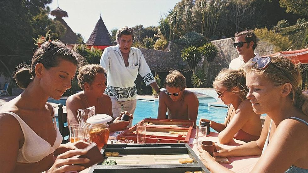 Imagen de un grupo fotografiado por Slim Aarons mientras disfruta en Marbella